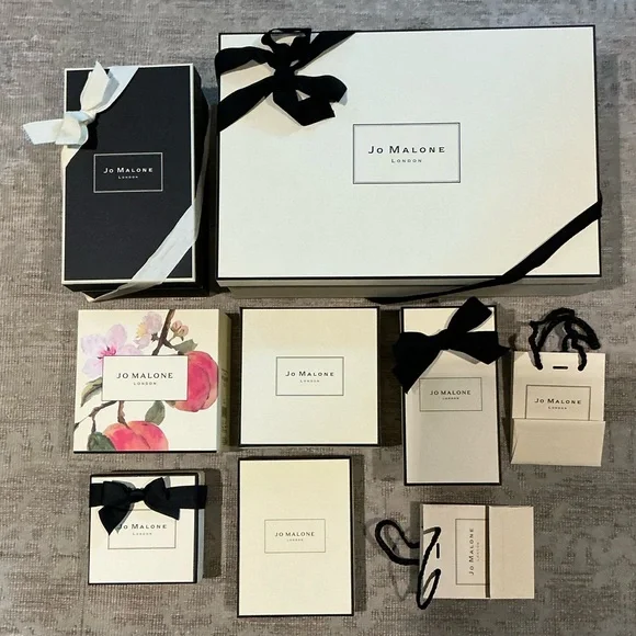 Jo Malone Black and White Gift Collection - Picture 1 of 5
